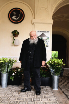 Michael Ullrich fotografiert Herrmann Nitsch für das SZ Magazin 