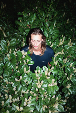 Michael Ullrich fotografiert die Fashion Kollektion United agains fascism von Live from Earth für ein Editorial 