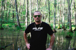 Michael Ullrich fotografiert die Fashion Kollektion United agains fascism von Live from Earth für ein Editorial 